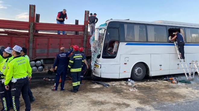 Servis otobüsü kamyona çarptı: 1 ölü, 7'si ağır 30 yaralı!